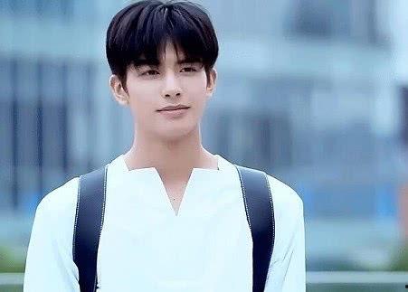 元宋的个人资料,才华横溢的年轻才俊，揭秘他的成长之路